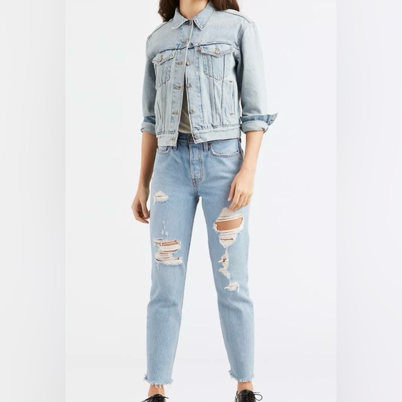 Levi’s Distressed Wedgie Fit Jeans - Picture 2 of 6